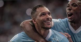 De renegado a titular com moral: relembre trajetória de David Duarte até  gol contra o Coritiba