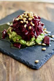 Rote Bete Tartar Mit Avocado Das Gemuse Ist Das Ziel Vorspeisenrezepte Rezepte Rezept Rote Beete