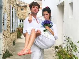 With both acting and directing credits already to her name at the age of 20, suzanne lindon, daughter of actors sandrine kiberlain and vincent lindon visited. Photo Quand Suzanne La Fille De Vincent Lindon Et Sandrine Kiberlain S Amuse A Jouer La Mariee Sur Buzz Insolite Et Culture