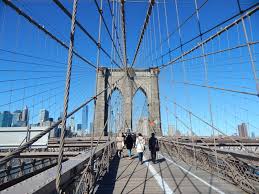 The quickest walk by foot without stops will take around 30 minutes. New York Einmal Uber Die Brooklyn Bridge Zu Fuss Gehen