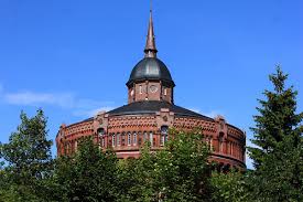 Schnell ist man in kiel, lübeck, fehmann und an der ostsee. Wasserturm Ravensberg Sammelsurium