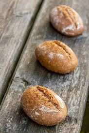 Weizenvollkornbrotchen Mit Quark Und Joghurt Plotzblog Selbst Gutes Brot Backen Weizenvollkornbrot Lebensmittel Essen Vollkorn