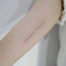 Carpe Diem Tattoo Traco Fino Handwriting Tattoos Tattoo Fonts Tattoos