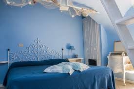 Foto di una camera da letto minimal con pareti bianche, parquet chiaro, pavimento beige, travi a vista e soffitto a volta. Colori Camera Da Letto Abbinamenti Pareti E Rilassanti