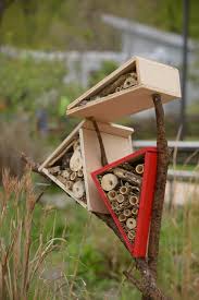 Om du vill locka bina i en subtil, dekorativa, använda en planter. Be Bee Friendly Build A Bee House And Create A Habitat In The Garden Diy