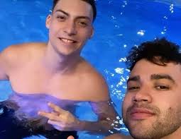 59,046 likes · 129 talking about this. Coronavirus Gusttavo Lima Curte Piscina Com Cacula De Jair Bolsonaro Em Meio A Pandemia Quem Quem News