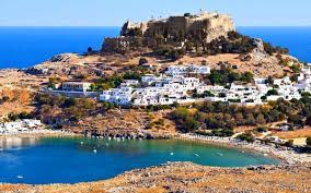 Η παλιά πόλη είναι είναι φτιαγμένη από τους βενετούς και διαθέτει κλασική ενετική ρυμοτομία, με τα χαρακτηριστικά τείχη που περικλείουν την πόλη και την τάφρο έξω από αυτά. Biles Spitia Diakopwn Sthn Rodo Se Monadikoys Proorismoys