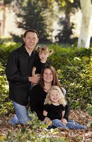 Family Of 4 Pictures Ideas Photo Idea Photography Family Of 4 Family Picture Poses Family Photo Pose Family Photography