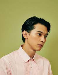 吉沢亮がジェンダーフリーメイクアップに挑戦 ビューティ特集 spur カラフルメイク 日本人の男性 俳優