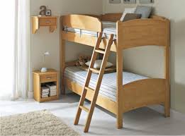 Il letto a castello in legno olimpo è riconosciuto per la qualità e versatilità, offrendo diverse opzioni per i bambini e fino a un'età adulta. Letto A Castello Classico Luna