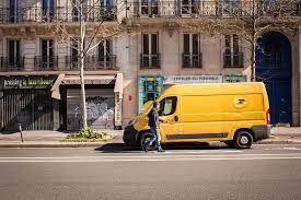 Le groupe la poste compense donc la baisse de volume par une hausse des tarifs postaux principalement sur le prix des timbres. La Poste N Est Plus Qu Un Fantome De Service Public C Est Une Societe Anonyme Une Machine A Fric Basta