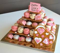 Piece Montee Proposant Un Meli Melo De Macarons Et De Choux Pour Le Bapteme De Vos Enfants Piece Montee Bapteme Bapteme Piece Montee