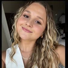 Anna Strouse's Instagram, Twitter & Facebook