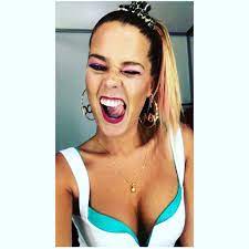 She is an actress, known for lua vermelha (2010), rainha das flores (2016) and os compadres (2011). Ines Aires Pereira