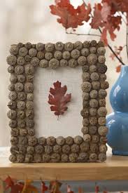 Buntes Blatt In Bilderrahmen Mit Eicheln Fur Herbstdeko Basteln Mit Naturmaterialien Herbst Basteln Mit Eicheln Basteln Herbst