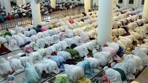 Tata cara sholat berjamaah 2 orang sama dengan sholat wajib jamaah di masjid pada umumnya, tapi ada perbedaan saf yang mesti diikuti. Wanita Shalat Di Masjid Sriwijaya Post