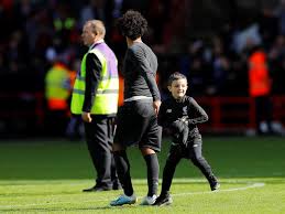 كما وصل صلاح إلى هدفه رقم. ÙÙŠØ¯ÙŠÙˆ ÙˆØµÙˆØ± ÙØ±Ø­Ø© Ø·ÙÙ„ Ù…Ù† Ù…Ø´Ø¬Ø¹ÙŠ Ù„ÙŠÙØ±Ø¨ÙˆÙ„ Ø¨Ø¹Ø¯ Ø­ØµÙˆÙ„Ù‡ Ø¹Ù„Ù‰ Ù‚Ù…ÙŠØµ Ù…Ø­Ù…Ø¯ ØµÙ„Ø§Ø­ Ù…Ø´Ø§Ù‡ÙŠØ±