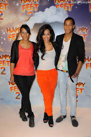 Egérie weight watchers, amel bent a perdu de nombreux kilos et est désormais à l'aise avec son corps. Amel Bent Avec Sa Soeur Et Son Frere Lors De L Avant Premiere Du Dessin Anime Happy Feet A Paris 4 Decembre 2011 Purepeople