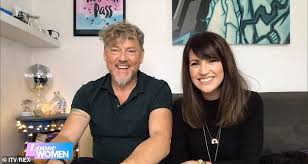 Laura norton inició en 2014 una exitosa carrera literaria con su primer título no culpes al karma de lo que te pasa por gilipollas , un libro con el que ha conseguido ganarse el favor de decenas de miles de lectores y del que ya se está preparando su adaptación al cine. Emmerdale Star Laura Norton And Fiance Mark Jordon Postpone Wedding Due To Covid 19 Daily Mail Online