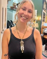 While I love vintage bling, there is nothing better than vintage metal  pieces for a statement necklace. @mimslow is looking absolutely fabulous in  this necklace.❤️❤️Love this piece !!! Still many great pieces