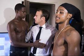 Emmanuel macron la biographie et le portrait officiel du 8ème président de la vème république, son rôle, son investiture. Macron Dedramatise Une Photo Controversee Avec Un Jeune A Saint Martin