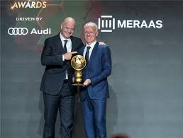 أقيم حفل توزيع جوائز جلوب سوكر للأفضل في عام 2020 في مدينة دبي الإماراتي، بحضور كوكبة من كبار مسؤولي ونجوم كرة القدم في العالم. Ø¬ÙˆØ§Ø¦Ø² Ø¬Ù„ÙˆØ¨ Ø³ÙˆÙƒØ± 2018 Ø¯ÙŠØ´Ø§Ù…Ø¨ Ø£ÙØ¶Ù„ Ù…Ø¯Ø±Ø¨ ÙÙŠ Ø§Ù„Ø¹Ø§Ù„Ù… Ø¨Ø·ÙˆÙ„Ø§Øª