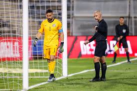 El primer gol de los charrúas llegó por un penal cobrado por suárez tras una mano que el árbitro eber aquino cobró tras revisión del var. L4yatofaghft6m