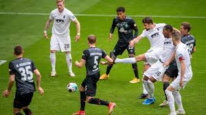 Wann können sie dieses problem lösen? Augsburg Gegen Bremen Szenen Eines Abstiegskampfes Sport Sz De