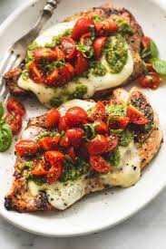 Easy Healthy Grilled Chicken Margherita Topped With Melted Mozzarella Cheese Pesto And Tomato Basil Garni Recettes De Cuisine Repas Manger Sainement Recette