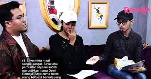 Lalu seraya mencengkeram kepalanya yang berjilbab kutarik tubuh rika hingga merapat ketubuhku hingga kini posisi kami duduk berpangkuan dengan tubuh rika yang membelakangiku. Video Saya Minta Maaf Jangan Salahkan Ibu Saya Haneesya Reda Gelaran Juara Dewi Remaja Ditarik Balik The Reporter