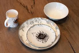 Choose from classic round plates, contemporary rectangular platters, or colored plastic plates. These Harry Potter Plates Will Make You Feel Like You Re At Hogwarts