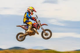 Pria di bali ini pakai helm rice cooker saat dibonceng. Lincah Di Arena Balap Dengan 10 Rekomendasi Motor Mini 2018