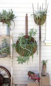 Gartenuntesilien Als Pflanzgefasse Fur Sukkulenten In 2020 Upcycling Fur Den Garten Rost Deko Garten Gartencontainer