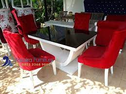 Kebanyakan orang bahkan lebih sering berkumpul dengan keluarganya di ruang makan pada saat sarapan atau makan malam. Harga Meja Makan Minimalis Modern Dengan 4 Kursi Makan Model Sofa Fazaira