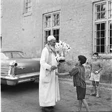 من التراث العراقي صورة لبائع الفرارات الورقية فترة الخمسينات Baghdad Baghdad Iraq Historical Pictures