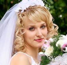 Drei verschlungene knoten thronen über dem straff nach oben gekämmten haar. Brautfrisur Mit Zarten Locken Und Feinem Tullschleier Hochzeitsfrisuren Brautfrisuren Mit Schleier Und Diadem