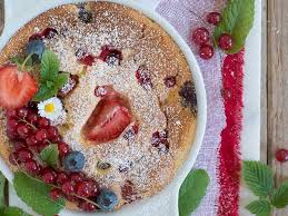 Decouvrez La Recette Clafoutis Souffle Aux Fruits Rouges Sur Cuisineactuelle Fr Recette Desserts Aux Fruits Recette Clafoutis