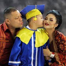 Jika kamu dipilih sebagai pendamping wisuda pacar sebaiknya kamu memilih kebaya tampilan kamu kala mendampingi wisuda pacar akan makin mempesona jika memakai baju berkesan formal. Intip 11 Foto Wisuda Anak Anak Selebriti Nomer 4 Sampai Menguras Air Mata
