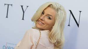 Courtney stodden loves flaunting her figure in teeny tiny bikinis — and we love to see it! Uoo6hdvtf2oram