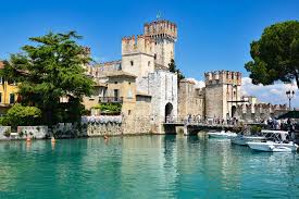 The location is perfect, within the centro storico and just 5 minutes away from all the attractions (jamaica beach, grotte di catullo, castello scaligero etc. Gardasee Die 22 Schonsten Sehenswurdigkeiten