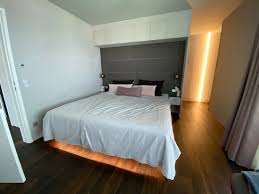 Als deckenlampe fürs schlafzimmer eignen sich alle leuchten, die ihr licht weiträumig abstrahlen. Ein Schlafzimmer Das Zum Verweilen Und Als Ruckzugsort Wunderbar Einladt Der Raum Die Fenster Und Schlafzimmer Beleuchtung Mobelideen Beleuchtungskonzepte
