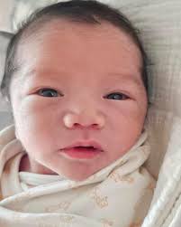 Baby George 喺香港港安醫院—荃灣平安出世啦❤️  回想BB出世一刻真係好感動，好多謝婦產科張智醫生好快手又安全咁拎bb出嚟(好記得臨開刀前,我仲捉住醫生隻手話：好驚啊🥹🤣)  一出世個仔就喊得超級大聲，但最驚嚇都係見到佢個樣十級似爸爸😱個口仲要大過我👄…….好彩而家都 ...