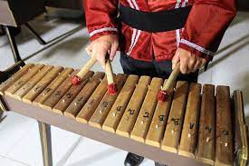 Satu set alat musik kolintang, terdiri atas sembilan jenis alat musik, mulai dari melodi, penggiring hingga celo dan bas serta dijual dengan harga rp25,25 juta. Kolintang Alat Musik Tradisional Sulawesi Utara