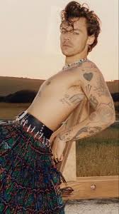 Harry styles became the first man ever to grace the cover page of the american vogue, all by himself. Harry Styles Harry Styles Photoshoot Harry Styles Vogue Harry Styles Shirtless