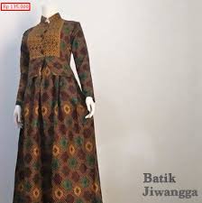 Gamis memberikan kesan sopan, indah, dan cantik kepada pemakainya selain itu banyaknya pilihan corak pada gamis membuat anda tidak akan pernah bosan model baju gamis motif bunga masa kini. Gamis Embos Kombinasi Polos Nusagates