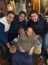 رحل عن عالمنا الفنان الكوميدي البارز، وأحد أقطاب الكوميديا المصرية في القرن الماضي، جورج سيدهم، عن عمر يناهز 82 كان آخر ظهور لسيدهم في أحد الإعلانات، بمشاركة صديق عمره، سمير غانم، وبطلة مسرحية المتزوجون شيرين، حيث ظهر الجميع بنفس أزياء المسرحية، وفي. Ø¸Ù†ÙˆØ§ Ø£Ù†Ù‡ Ù…ÙŠØª Ø¹Ù†Ø¯ ÙˆÙ„Ø§Ø¯ØªÙ‡ ÙˆØªØ¹Ø±Ø¶ Ù„Ù„ØªØ³Ù…Ù… Ø¨Ø³Ø¨Ø¨ Ù…Ø´Ù‡Ø¯ ÙÙŠ Ø§Ù„Ù…ØªØ²ÙˆØ¬ÙˆÙ† ÙˆÙ„Ù… ÙŠØªØ­Ù…Ù„ Ø®ÙŠØ§Ù†Ø© Ø´Ù‚ÙŠÙ‚Ù‡ Ù„Ù‚Ø·Ø§Øª Ù…Ù† Ø­ÙŠØ§Ø© Ø¬ÙˆØ±Ø¬ Ø³ÙŠØ¯Ù‡Ù… Ø£Ù„Ø¨ÙˆÙ… ÙÙŠ Ø§Ù„ÙÙ†