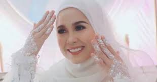 Sebagai salah satu karya seni, drama terbilang kompleks sebab melibatkan banyak unsur. Showbiz Emma Maembong Gets Marriage Proposals On Social Media