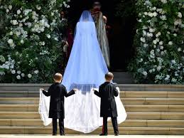 Chaque femme aimerait être la plus belle mariée du monde à son grand jour! La Robe De Meghan Une Creation De Clare Waight Keller Pour Givenchy Challenges