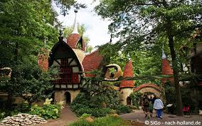 The efteling has become one of the most popular theme parks in the netherlands and is the largest in the benelux. Spieglein Spieglein An Der Wand Im Freizeitpark Efteling