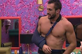 Um deles será eliminado para um quarto especial e poderá assistir os outros brother que permanecerem na casa. Bbb 21 Arthur E Levado A Hospital Apos Se Machucar Durante A Prova Do Lider Super Noticia